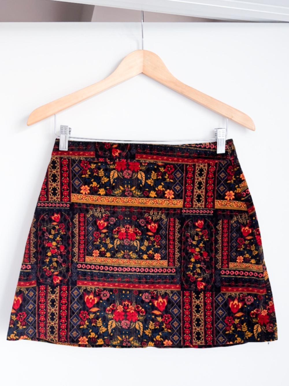 H&M Coachella Floral Tapestry Velvet Mini Skirt Size 6 Zip Up Boho Festival 70s